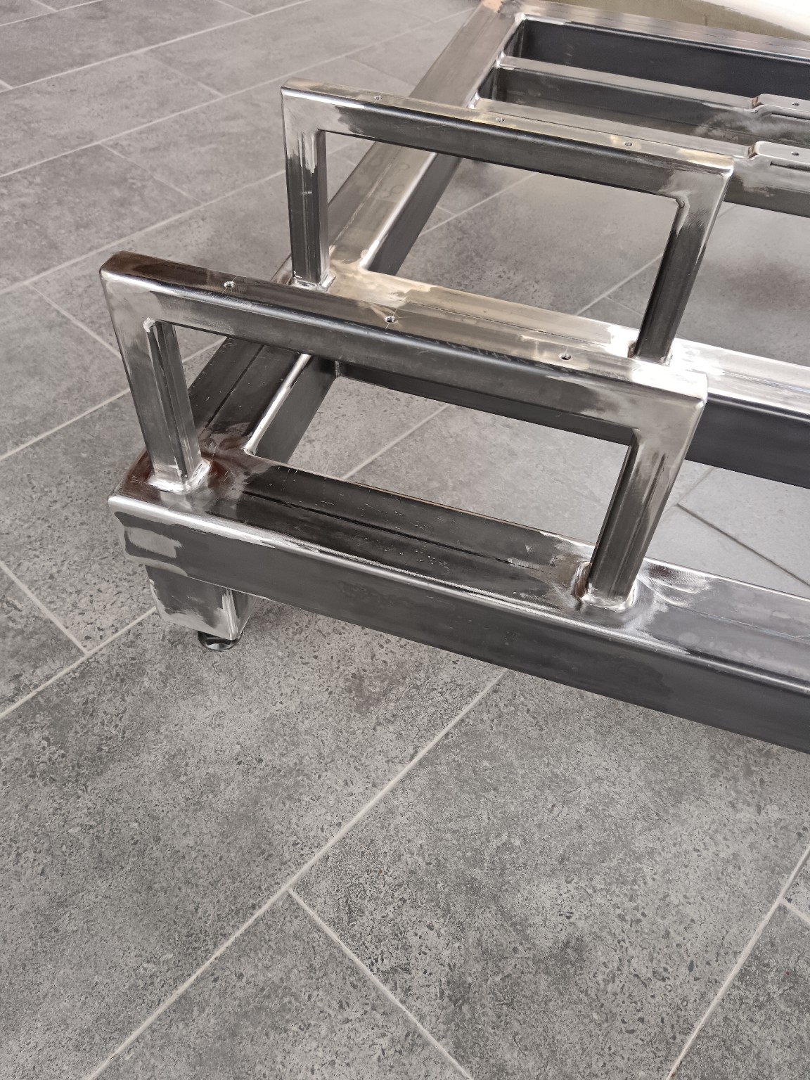 Detail view – upper support brackets